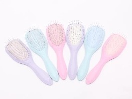 Hány ecsetvonást igényel a Detangling Hair Brush, hogy kibontsa a makacs csomókat egy hagyományos műanyag fésűhöz képest?